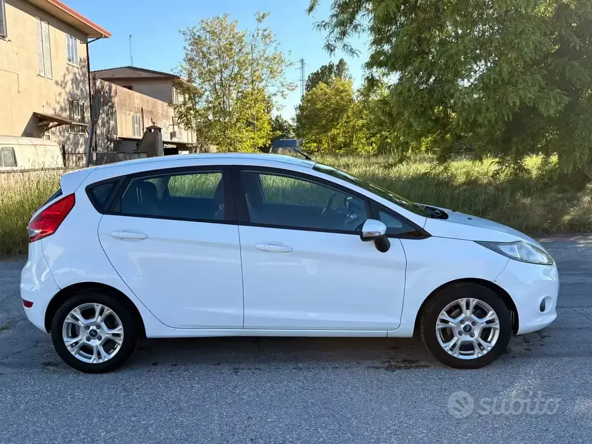 Second-hand Ford Fiesta Titanium 92 CP (67 kW) 2010 Alb Berlinǎ