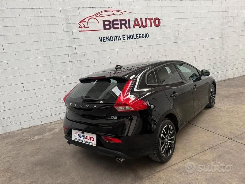 Usata Volvo V40 R-Design 119 CV (87 kW) 2019 Nero Berlina