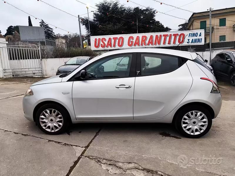 Usata Lancia Ypsilon 69 CV (50 kW) 2015 Grigio Utilitaria