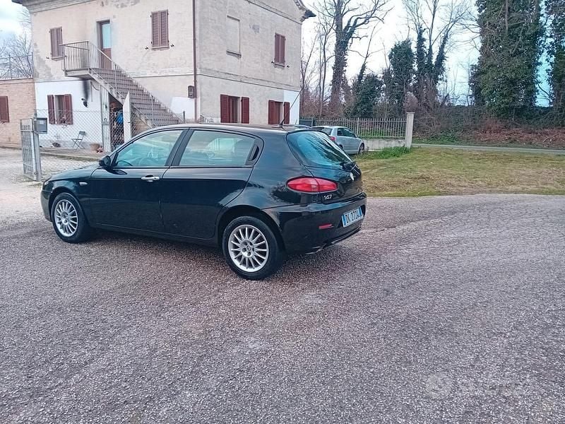 Usata Alfa Romeo 147 Progression 104 CV (76 kW) 2007 Nero Utilitaria