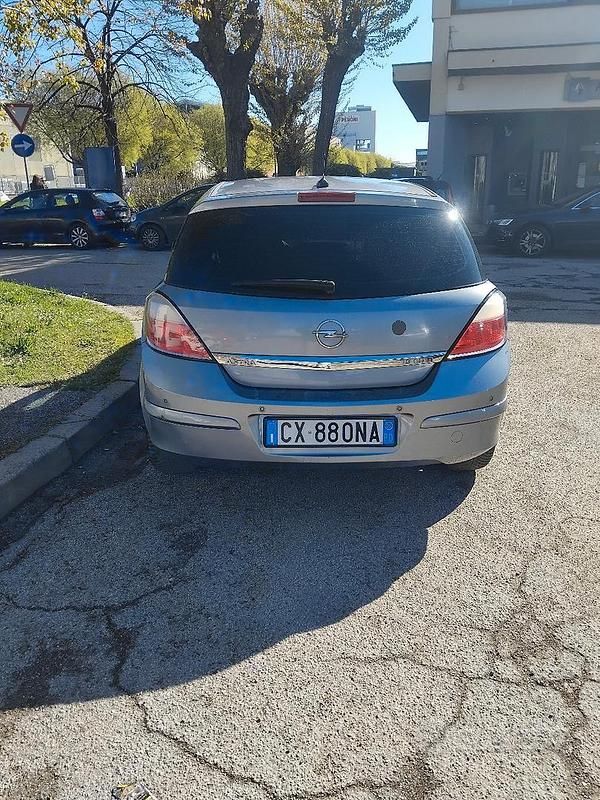 Usata Opel Astra 150 CV (110 kW) 2005 Berlina