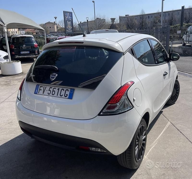 Usata Lancia Ypsilon 69 CV (50 kW) 2019 Bianco Utilitaria