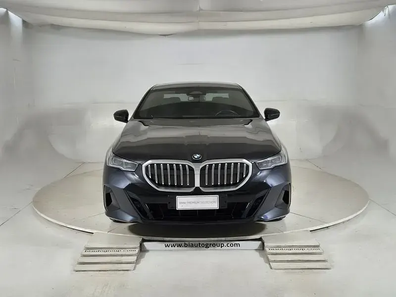 Usata BMW 520 M Sport 197 CV (144 kW) 2024 Blu scuro Berlina