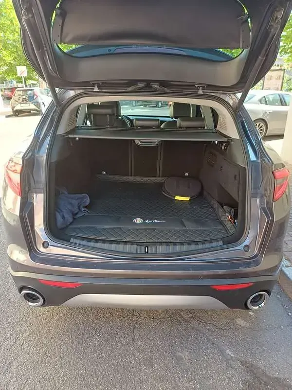 Usado Alfa Romeo Stelvio Executive 190 CV (139 kW) 2019 Gris SUV