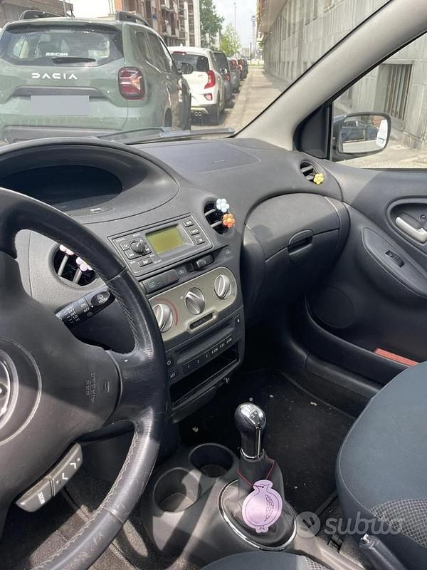 Usata Toyota Yaris Sol 87 CV (63 kW) 2004 Nero Utilitaria