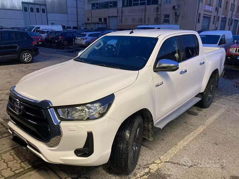 Usata Toyota HiLux Lounge 150 CV (110 kW) 2021 Bianco Pick-up