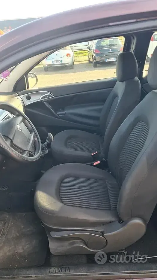 Usata Lancia Ypsilon 60 CV (44 kW) 2010 Viola Utilitaria
