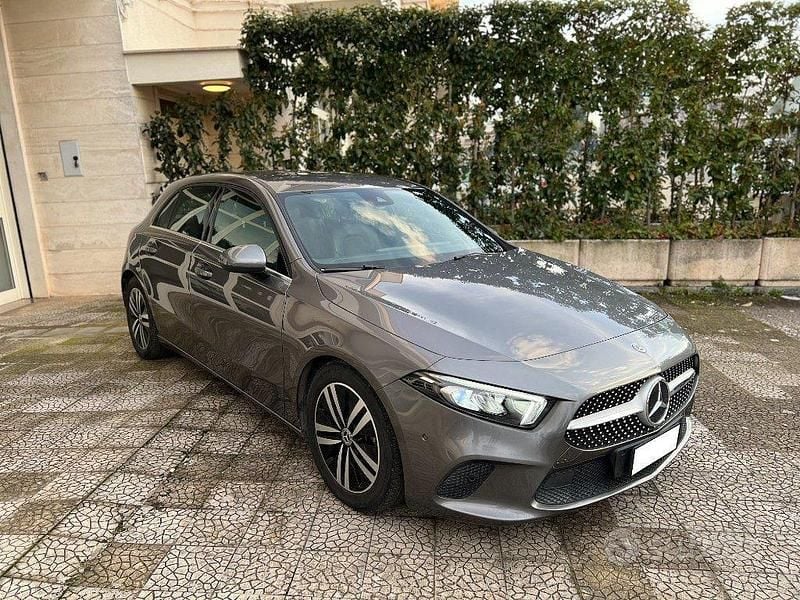 Usata Mercedes A180 116 CV (85 kW) 2019 Grigio Berlina