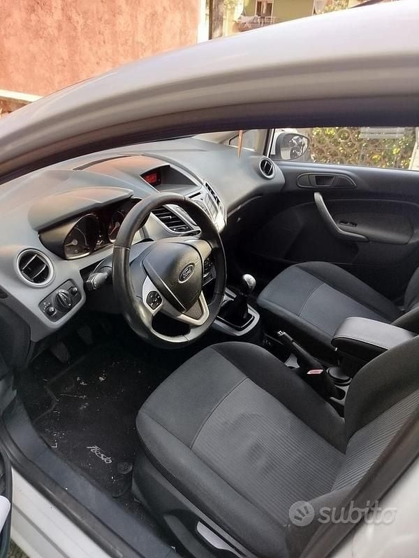 Usata Ford Fiesta 68 CV (50 kW) 2011 Bianco Utilitaria