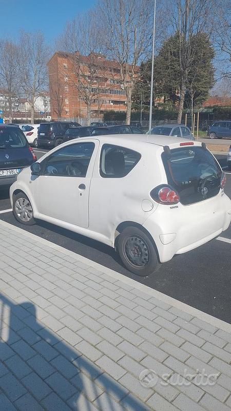 Usata Toyota Aygo 68 CV (50 kW) 2012 Bianco Utilitaria