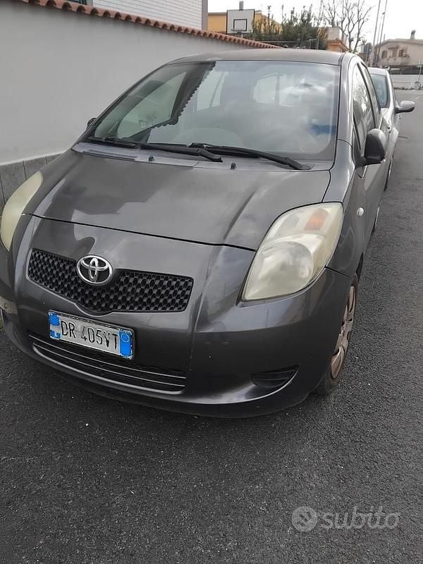 Grigio Usata 2009 Toyota Yaris Due volumi | 3000 € - Immagine 1/2