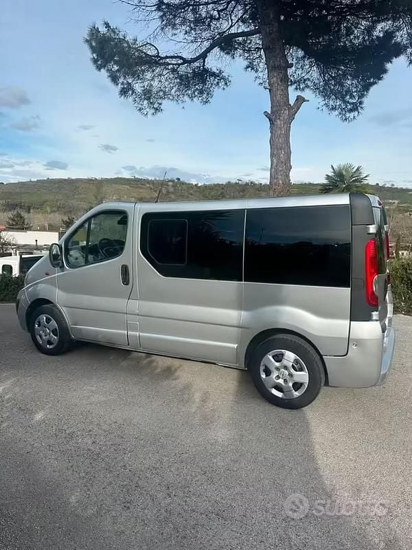 Usata Opel Vivaro 114 CV (83 kW) 2012 Grigio Monovolume