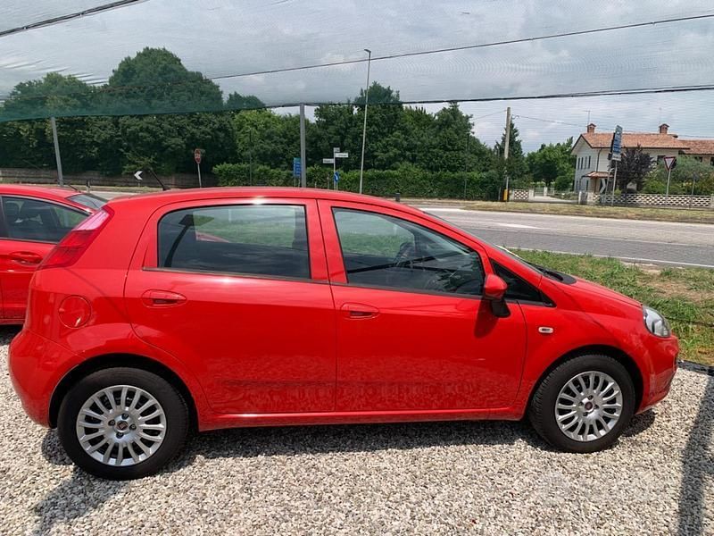 Usata Fiat Punto Lounge 95 CV (69 kW) 2017 Rosso Utilitaria
