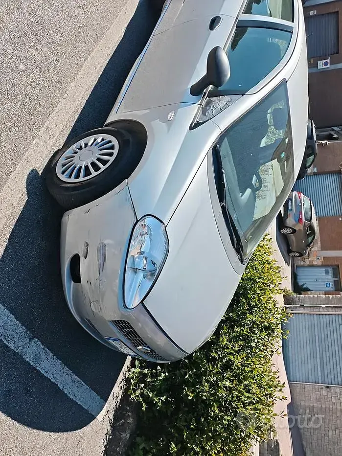 Usata Fiat Grande Punto 77 CV (56 kW) 2013 Grigio Utilitaria