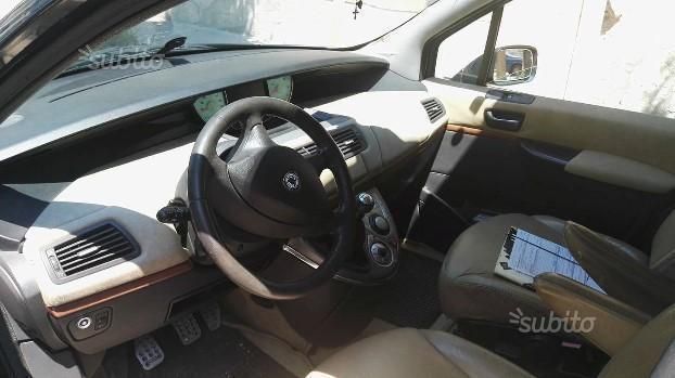 https://images.autouncle.com/it/car_images/343061ae-a98e-417d-bdd8-095ad688cb65_lancia-phedra-2002.jpg