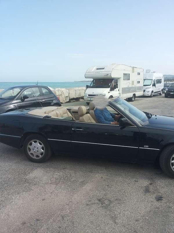 Usata Mercedes E200 136 CV (100 kW) 1994 Blu/azzurro Cabrio