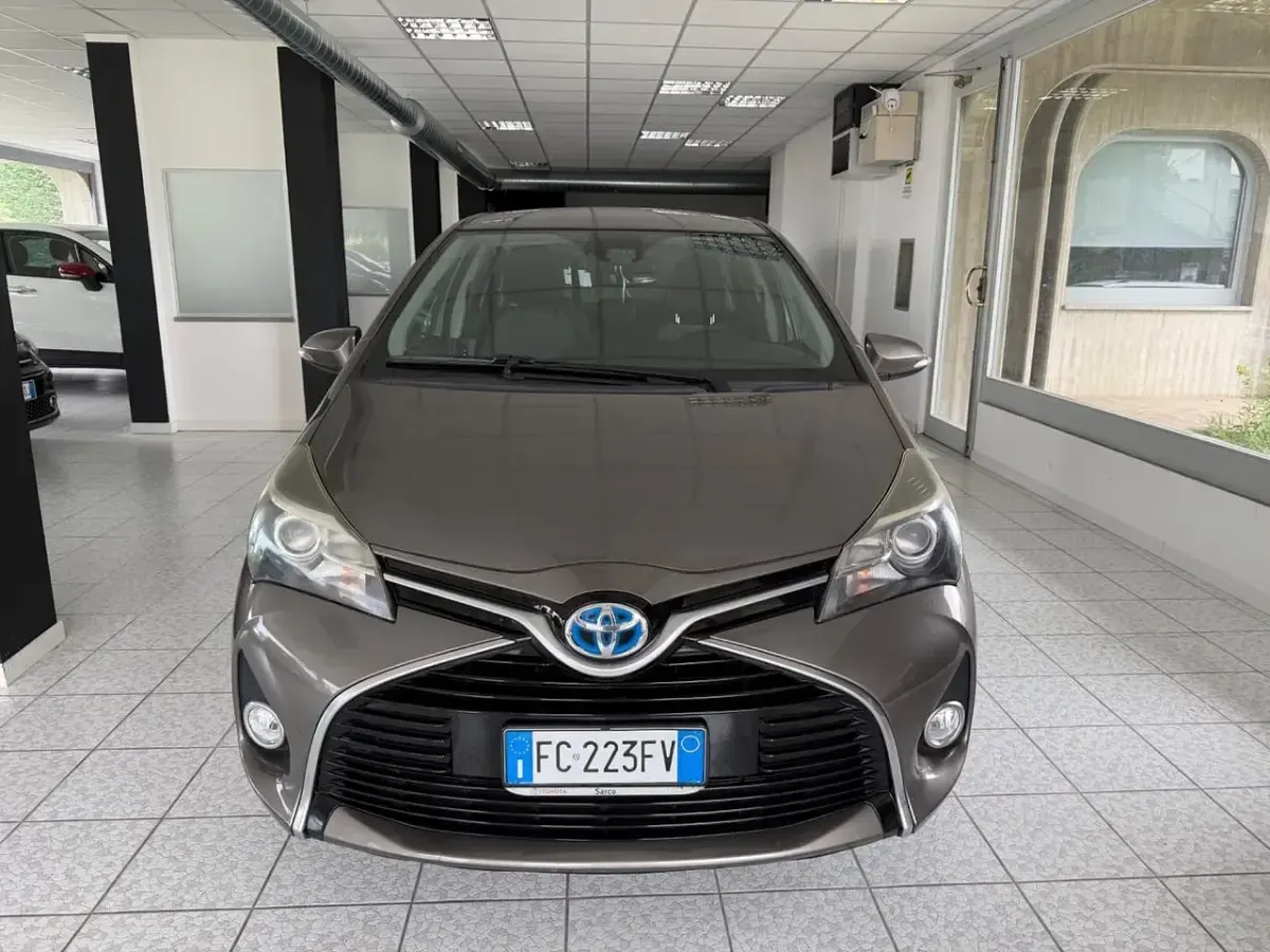 Usata Toyota Yaris Hybrid Active 73 CV (53 kW) 2016 Bianco Berlina