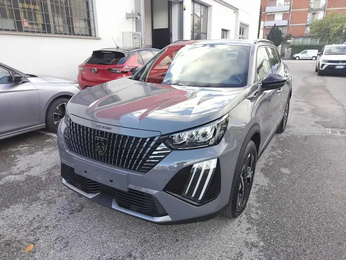 Usata Peugeot e-2008 Allure 56 kW (77 CV) 2024 Grigio SUV