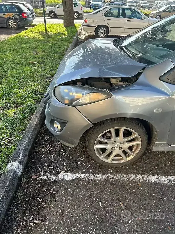 Usata Mazda 2 95 CV (69 kW) 2012 Grigio Utilitaria