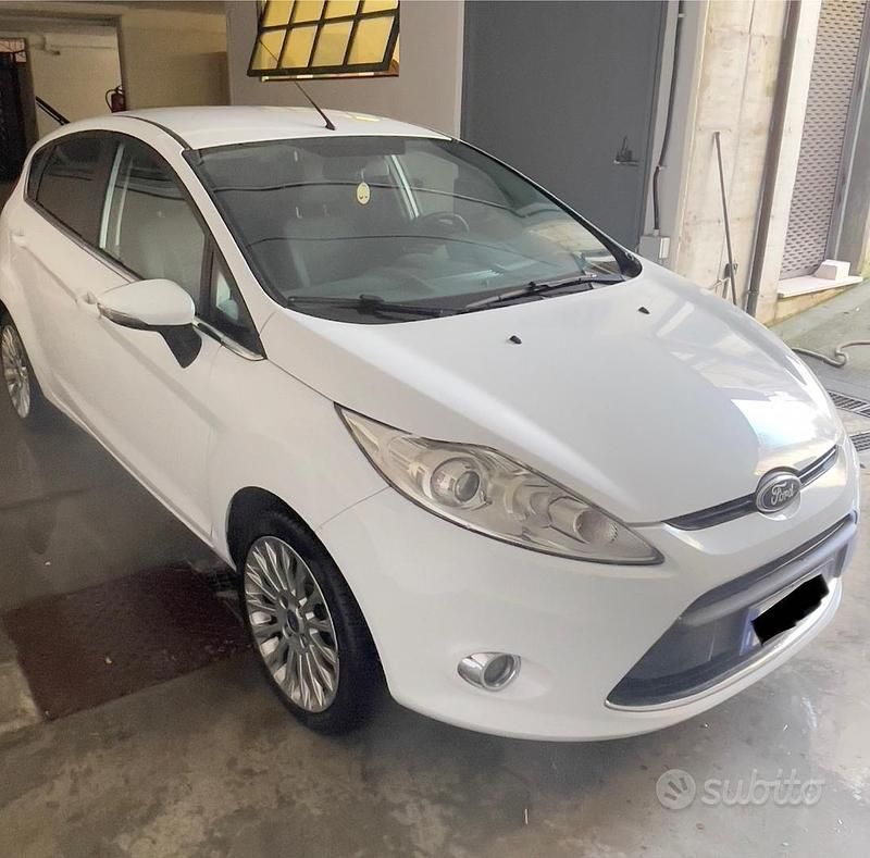 Usata Ford Fiesta Titanium 96 CV (70 kW) 2011 Bianco Utilitaria