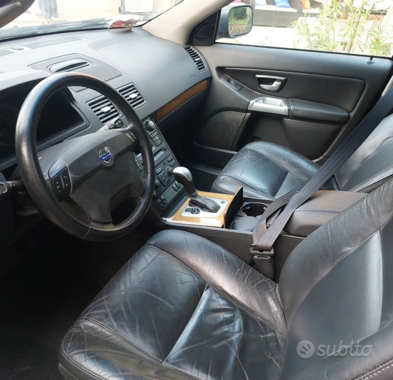 Usado Volvo XC90 209 HP (153 kW) 2005 Preto SUV