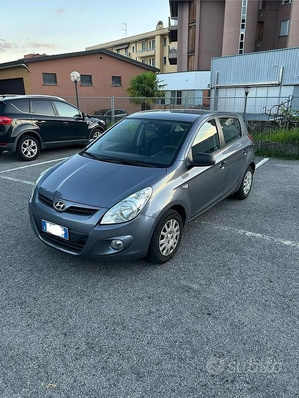 Bianco Usata 2010 Hyundai i20 Classic Due volumi | 4000 € (Buon prezzo) - Immagine 1/4