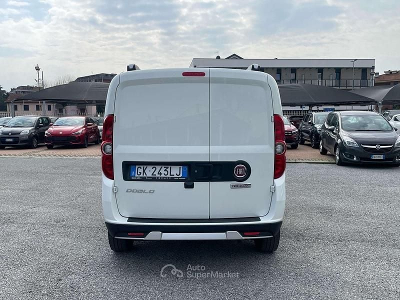 Usata Fiat Doblò Trekking 120 CV (88 kW) 2022 Bianco Monovolume