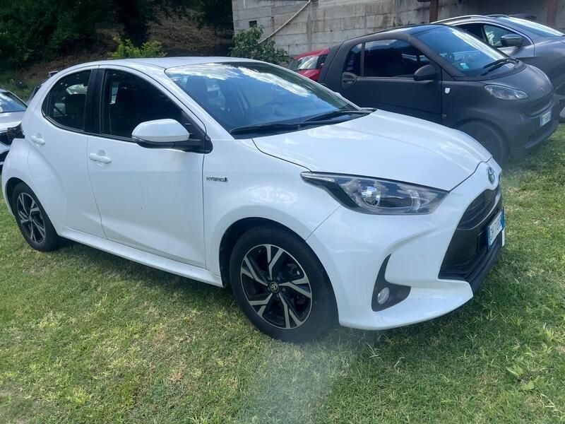 Usata Toyota Yaris Hybrid Lounge 92 CV (67 kW) 2022 Bianco Berlina
