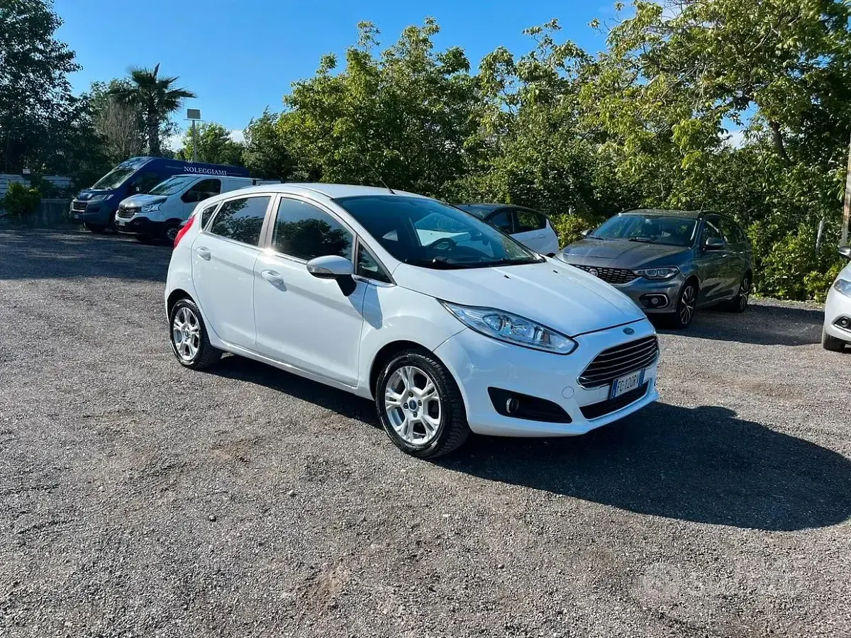Second-hand Ford Fiesta Titanium 60 CP (44 kW) 2016 Alb Hatchback