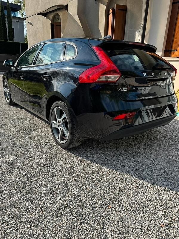 Usata Volvo V40 Kinetic 114 CV (83 kW) 2015 Nero Berlina