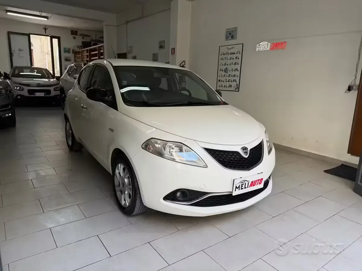 Usata Lancia Ypsilon Platinum 69 CV (50 kW) 2016 Bianco Utilitaria