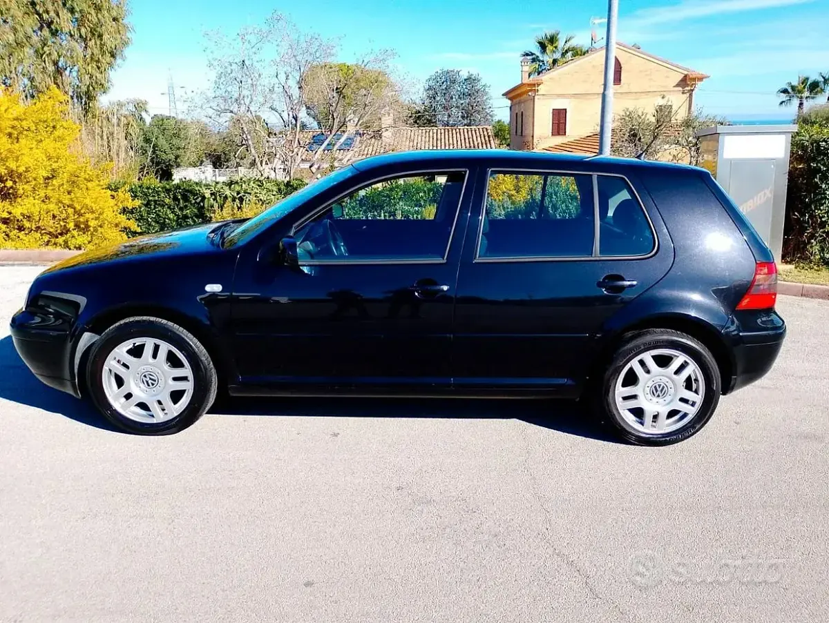 Usata VW Golf IV Highline 100 CV (73 kW) 2000 Nero Berlina