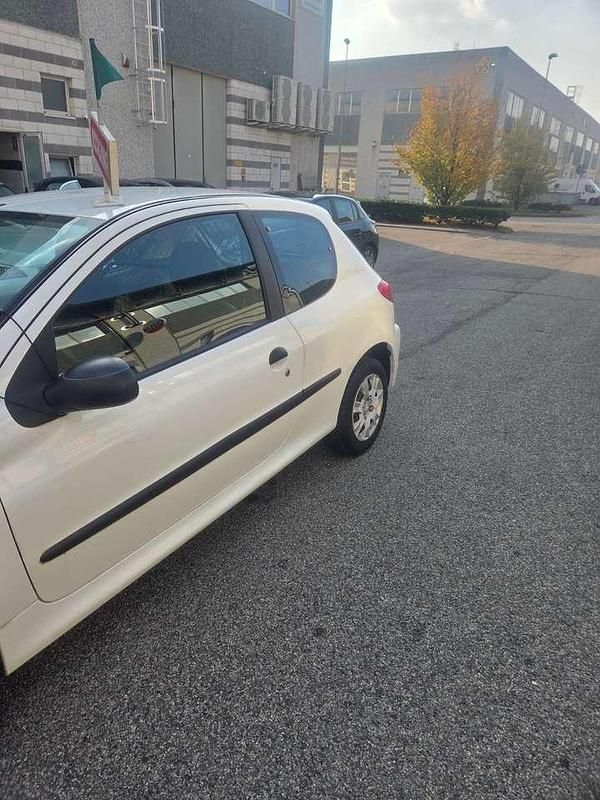 Usata Peugeot 206+ 68 CV (50 kW) 2010 Bianco Utilitaria