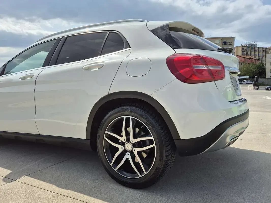 Usata Mercedes GLA180 109 CV (80 kW) 2016 Bianco SUV