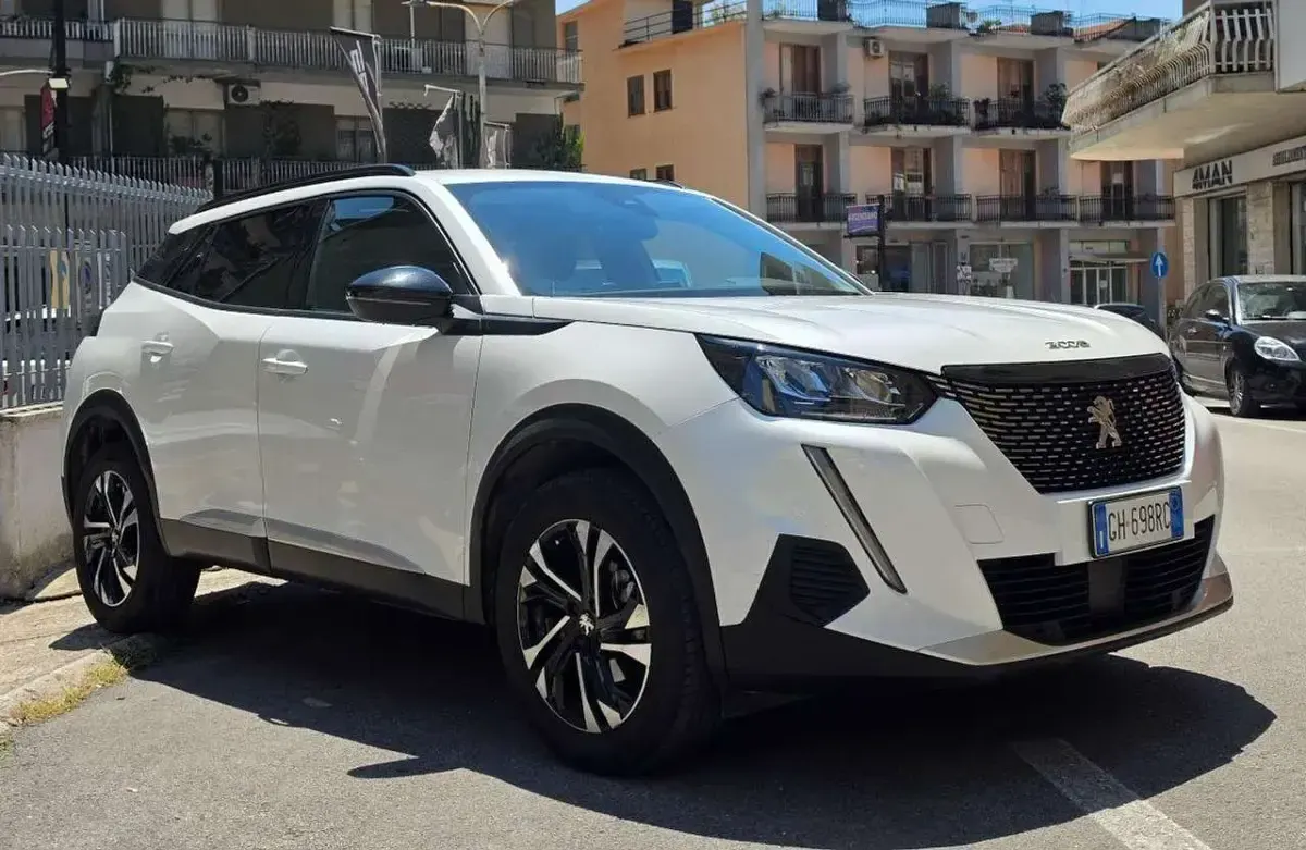 Usata Peugeot 2008 Allure 110 CV (80 kW) 2022 Bianco SUV