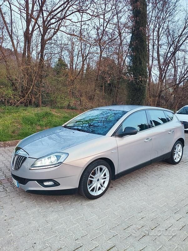 Usata Lancia Delta 120 CV (88 kW) 2010 Grigio Utilitaria
