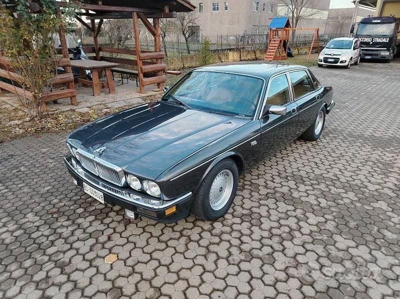 Grigio chiaro Usata 1990 Jaguar XJ6 Tre volumi | 9900 € - Immagine 1/4