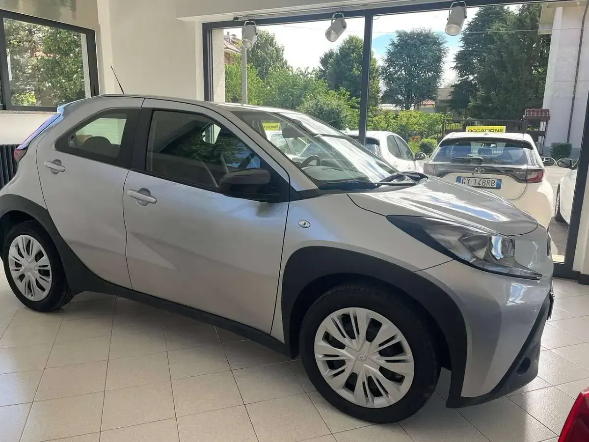 Usata Toyota Aygo X Active 72 CV (52 kW) 2022 Argento SUV