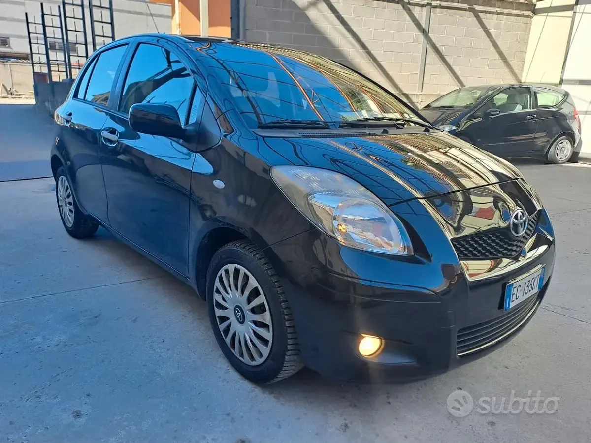 Begagnad Toyota Yaris 101 HK (74 kW) 2010 Svart Halvkombi