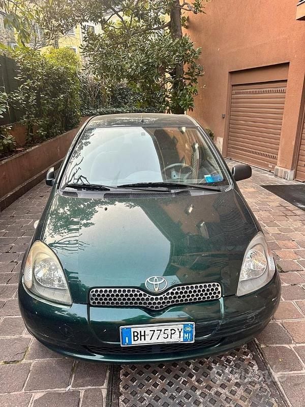 Usata Toyota Yaris 68 CV (50 kW) 2000 Verde Berlina