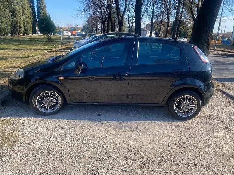 Usata Fiat Grande Punto Dynamic 75 CV (55 kW) 2011 Nero Utilitaria