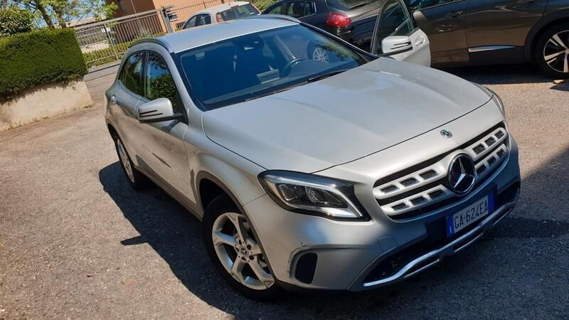 Usata Mercedes GLA180 Business 122 CV (89 kW) 2020 Grigio SUV