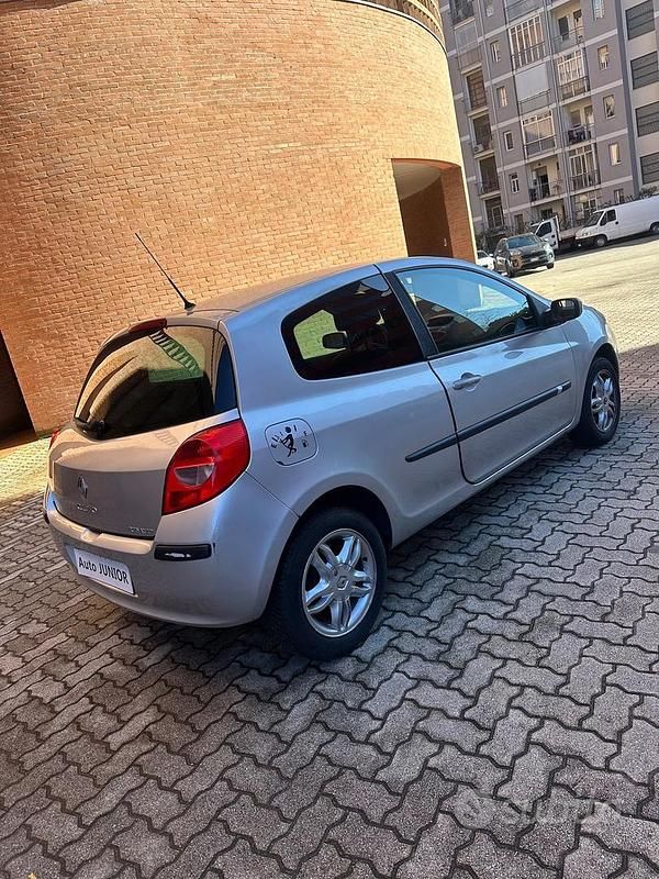 Usata Renault Clio II LE 75 CV (55 kW) 2007 Grigio Berlina