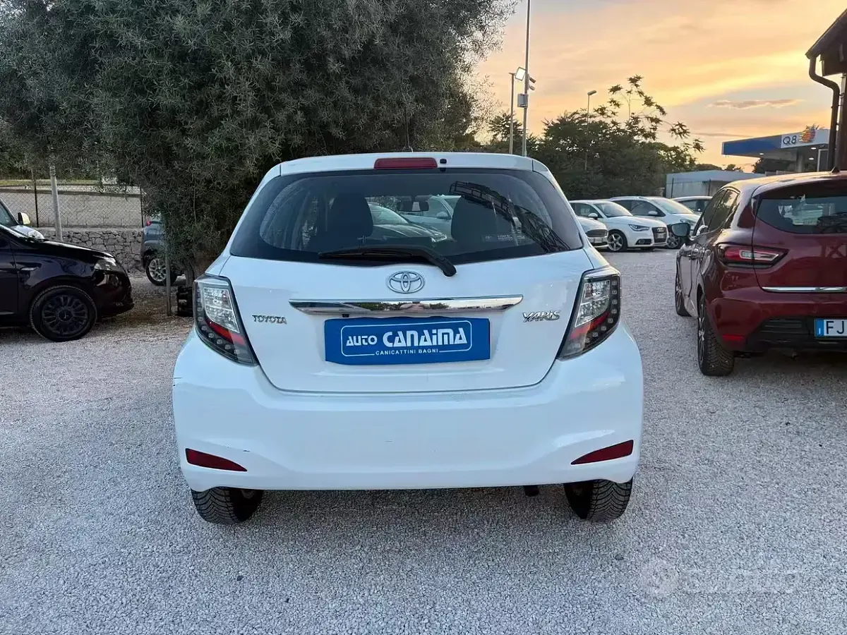 Usata Toyota Yaris Lounge 90 CV (66 kW) 2014 Bianco Utilitaria
