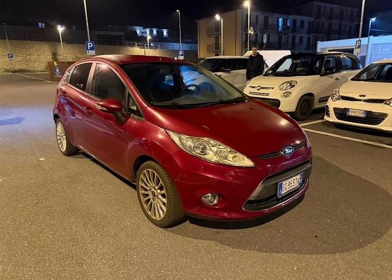 Usata Ford Fiesta Titanium 82 CV (60 kW) 2011 Rosso Utilitaria