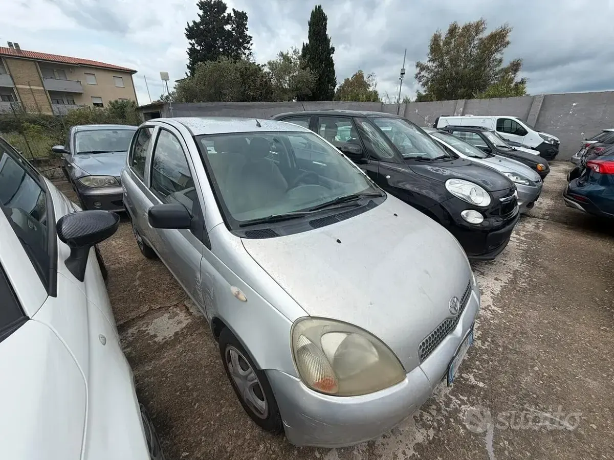 Usata Toyota Yaris 68 CV (50 kW) 1999 Grigio Utilitaria