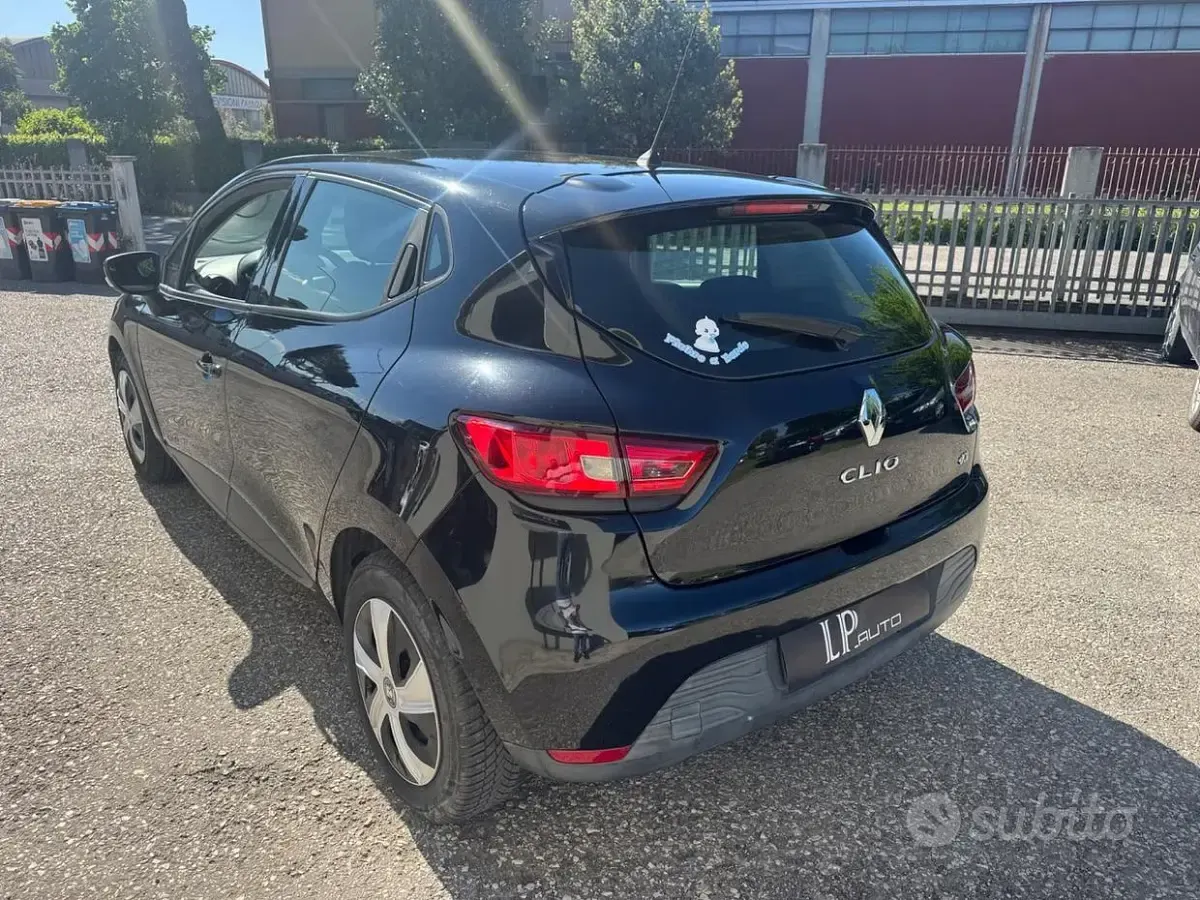 Second-hand Renault Clio IV Zen 75 CP (55 kW) 2016 Negru Berlinǎ