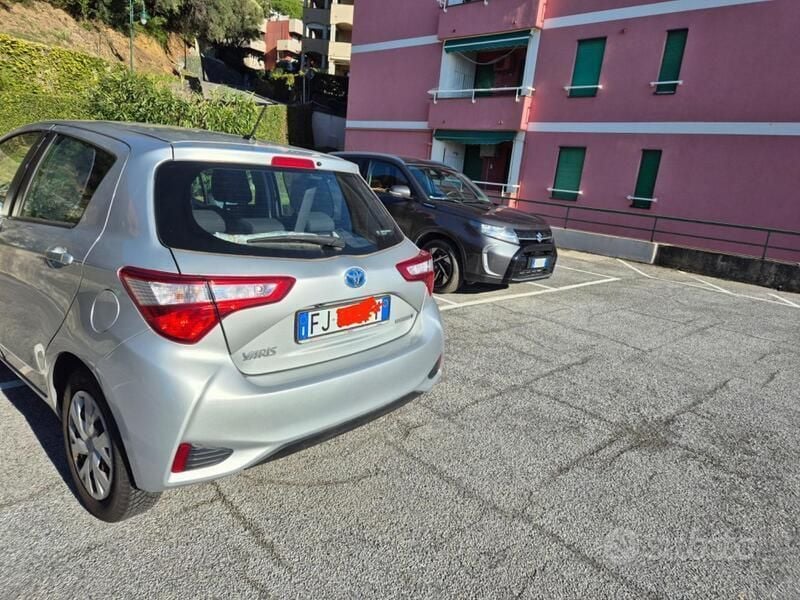 Grigio Usata 2017 Toyota Yaris Hybrid Due volumi | 12.500 € (Buon prezzo) - Immagine 1/4