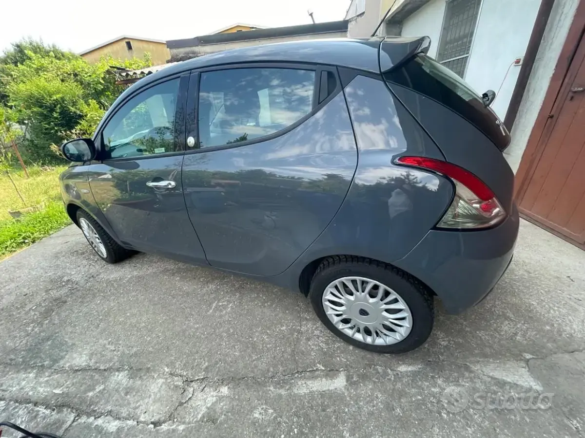 Usata Lancia Ypsilon 69 CV (50 kW) 2018 Grigio Utilitaria