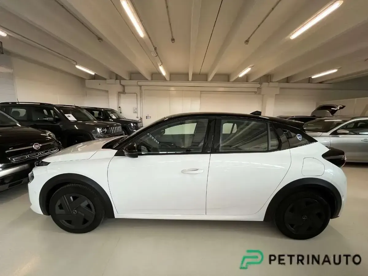 Usata Lancia Ypsilon 61 kW (84 CV) 2025 Vernice bianco marmo con tetto Utilitaria